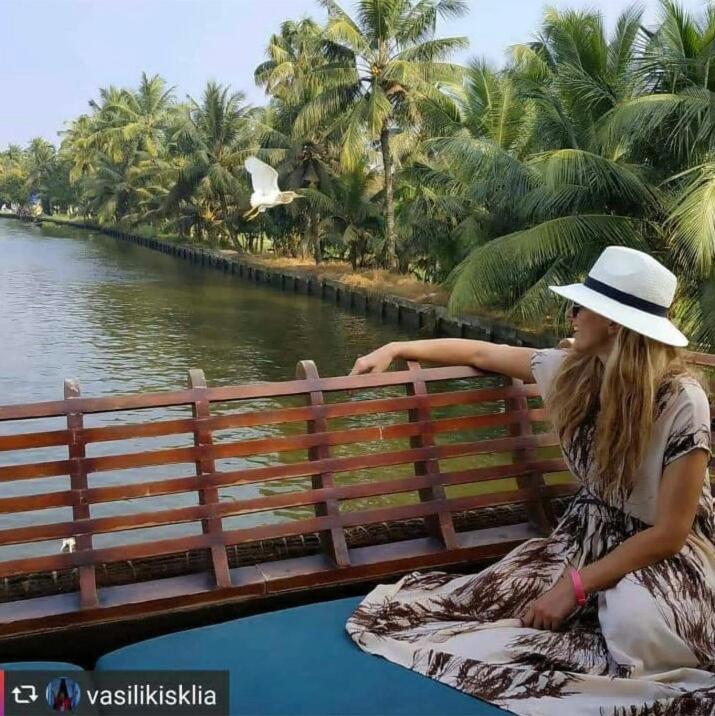 Why Not Houseboat Hotell Alappuzha Exteriör bild