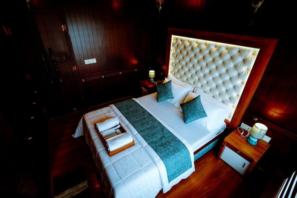 Why Not Houseboat Hotell Alappuzha Exteriör bild